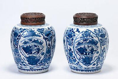 A pair of Kangxi blue and white ginger jars, 1722, porcelain, h 25 cm, marked in underglaze blue with leaf.