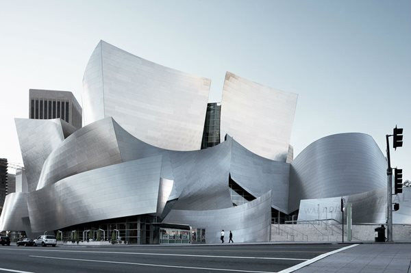 Voorbeeld van 'neo-futuristisme architectuur', Frank Gehry's iconische Walt Disney Concert Hall, 1999 en 2003