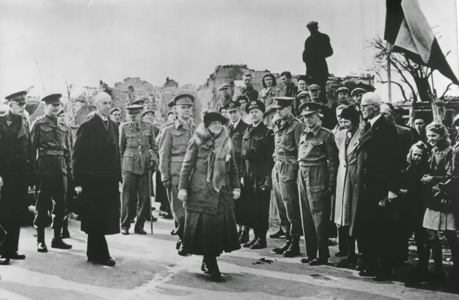 Queen Wilhelmina arriving in Zeeland and is welcomed by Governor Quarles van Ufford 1945