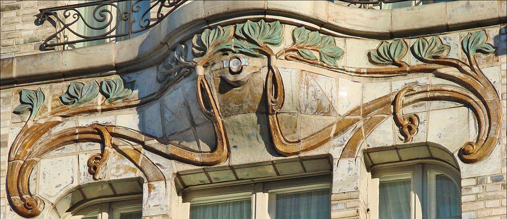Particolare della facciata Art Nouveau dell'Hotel Céramic a Parigi