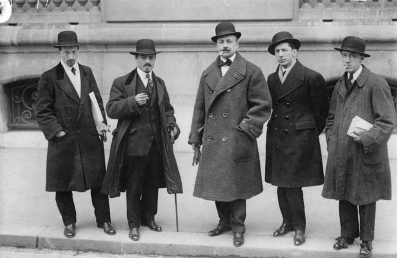 Italiaanse futuristen Luigi Russolo, Carlo Carrà, Filippo Tommaso Marinetti, Umberto Boccioni en Gino Severini voor Le Figaro, Parijs, 9 februari 1912