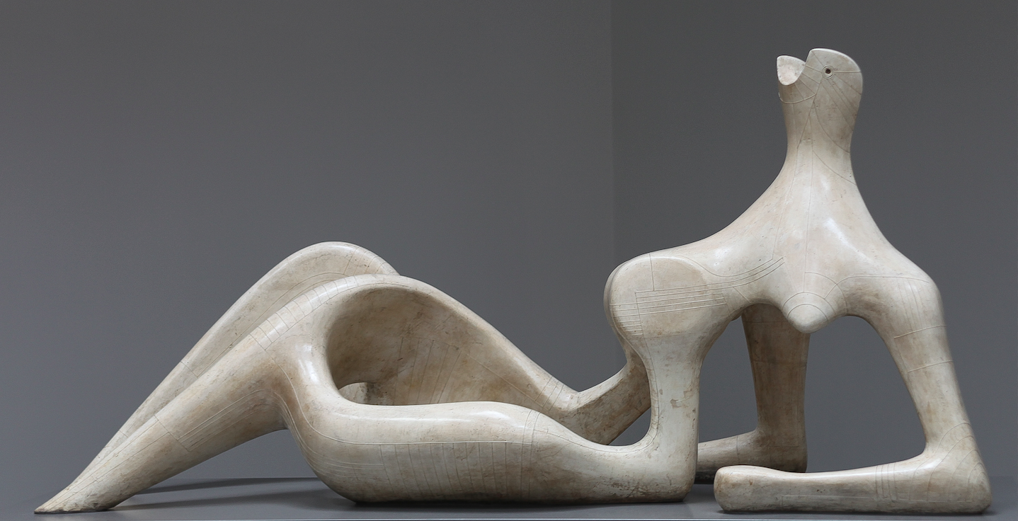 Escultura moderna 'Mulher reclinada' de Henry Moore, 1951