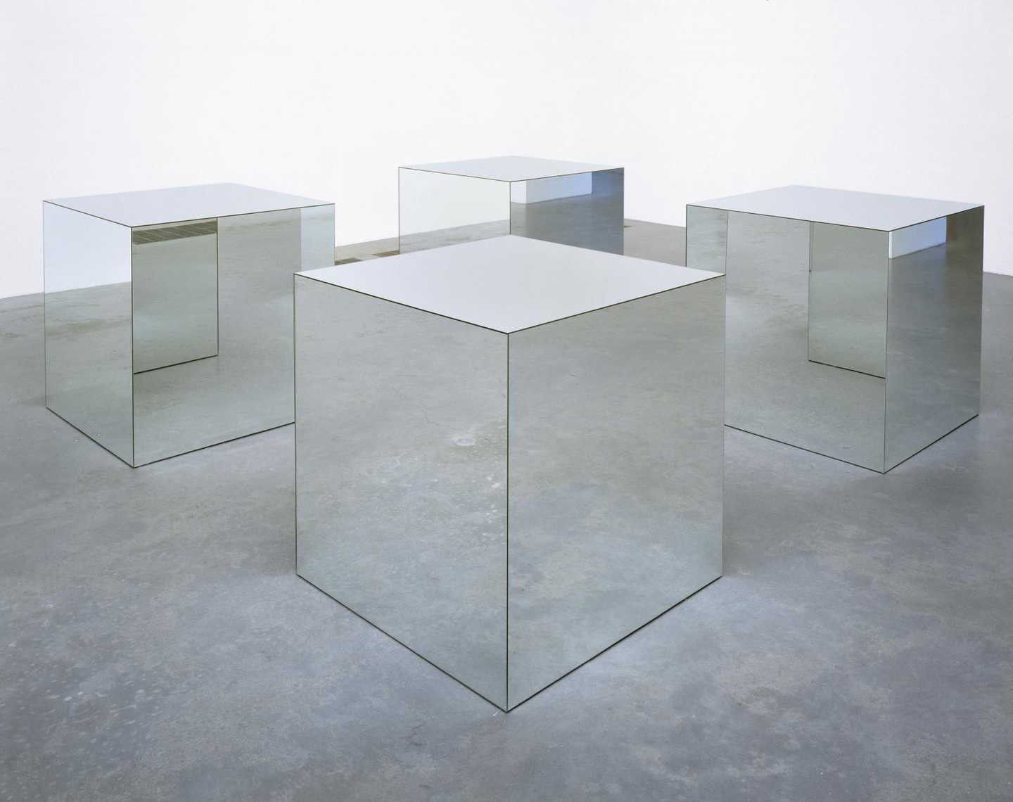 Voorbeeld van een minimalistische installatie door Robert Morris, Untitled (1965, gereconstrueerd 1971), Tate