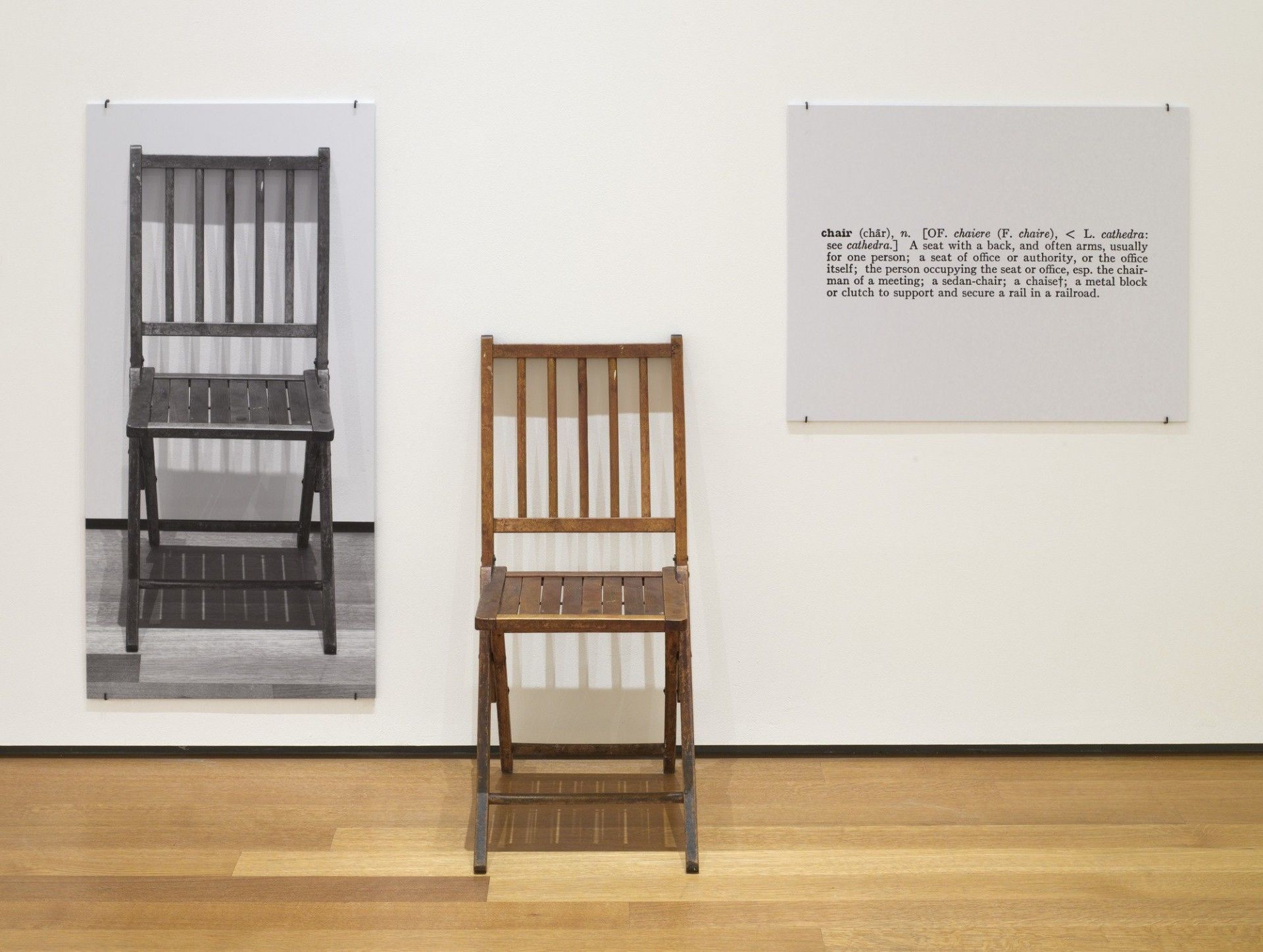 6. Échantillon d'art contemporain de Joseph Kosuth, One and Three Chairs, 1965. Chaise pliante en bois, photographie montée d'une chaise et agrandissement photographique monté de la définition de 