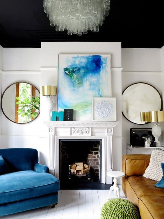 Goed voorbeeld van een eclectisch interieur met een witte basiskleur met als verbindende kleur blauw  